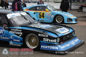 Návrat do velkých dob „Deutsche Rennsport Meisterschaft“: bývalý Zakspeed-Ford Capri Klause Nidzwiedze a Kremer Porsche 935 K3 Klause Ludwiga na pre-gridu.
